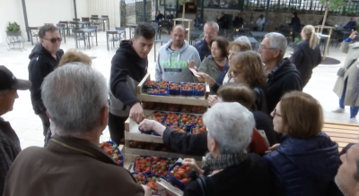 Evo što se sve nudi na placi, jagode rasprodane u 15 minuta (VIDEO)